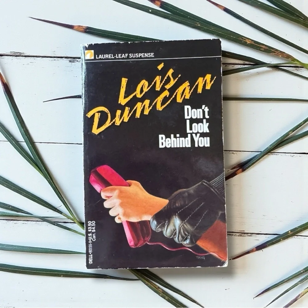 Vintage Paperback Thriller – Don’t Look Behind You by Lois Duncan